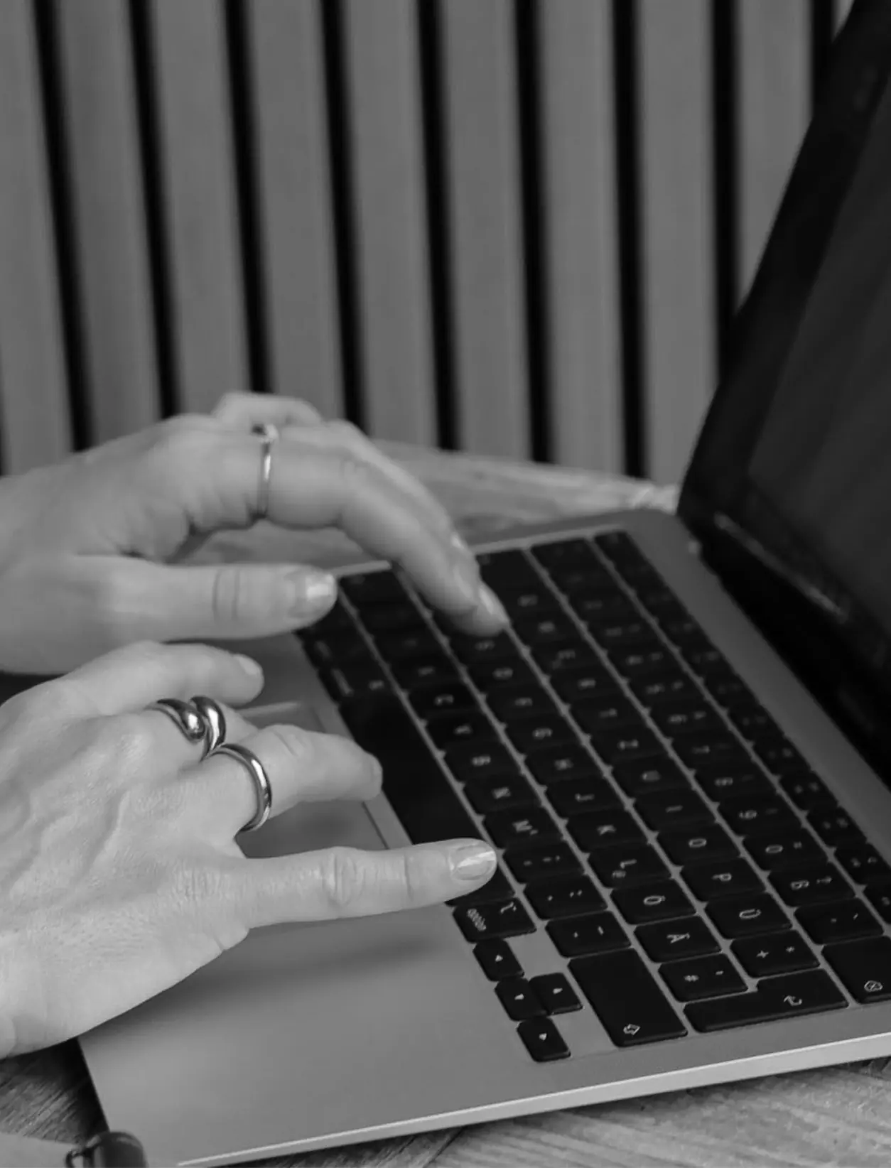 Person tippt am Laptop für Social Media Management und Content-Erstellung.