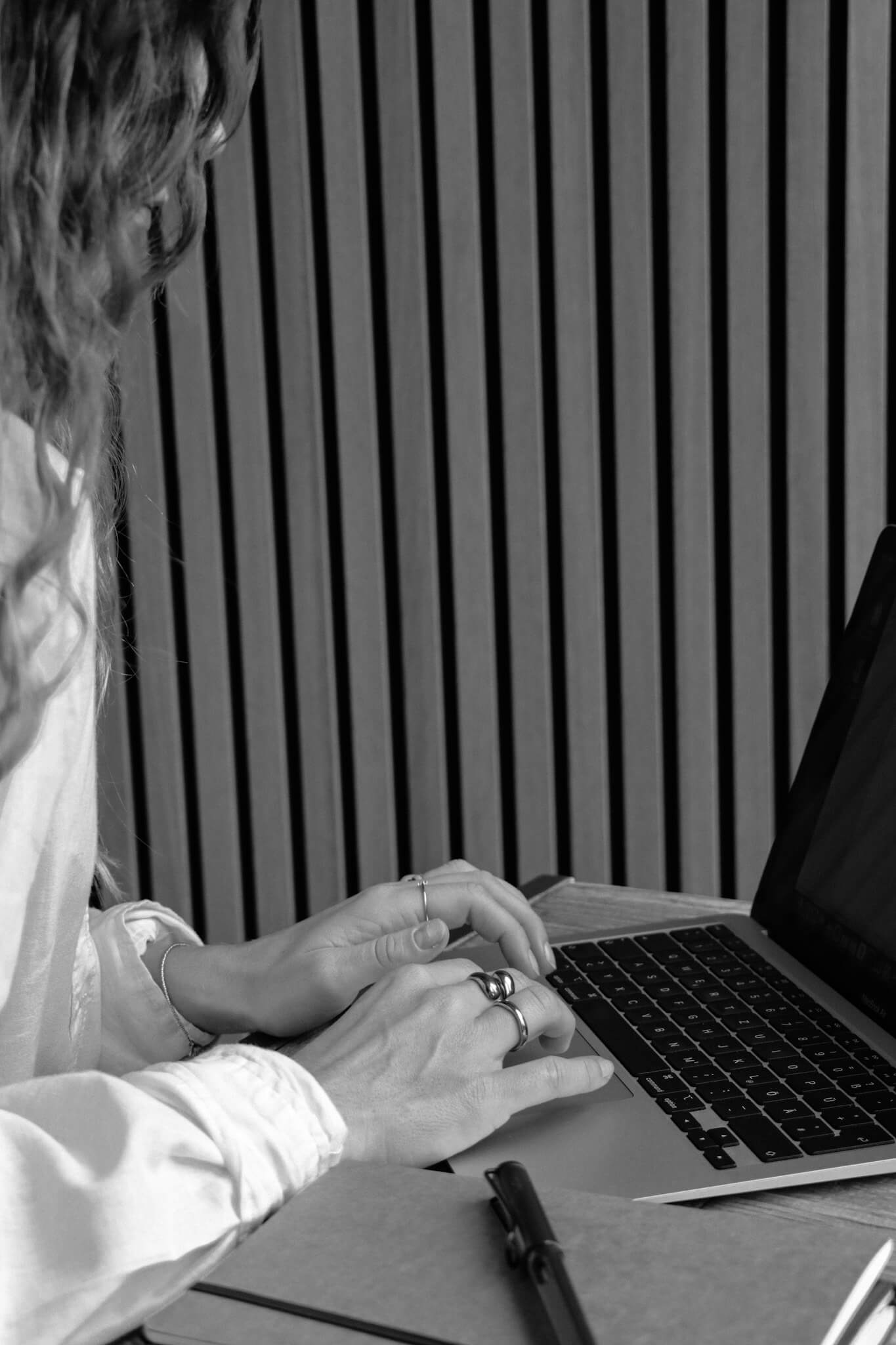 Franziska Havel arbeitet am Laptop für Kommunikationsstrategie und Content-Erstellung.